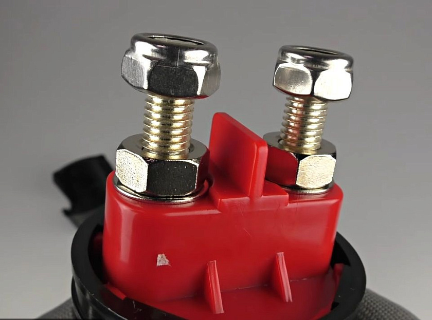 Выключатель массы ААА (Тайвань) для 1 аккумуляторной батареи 12 / 24 В, 2-х позиционный OFF-ON (1 АКБ) 280А (механический поворотный размыкатель ключ массы аккумулятора)