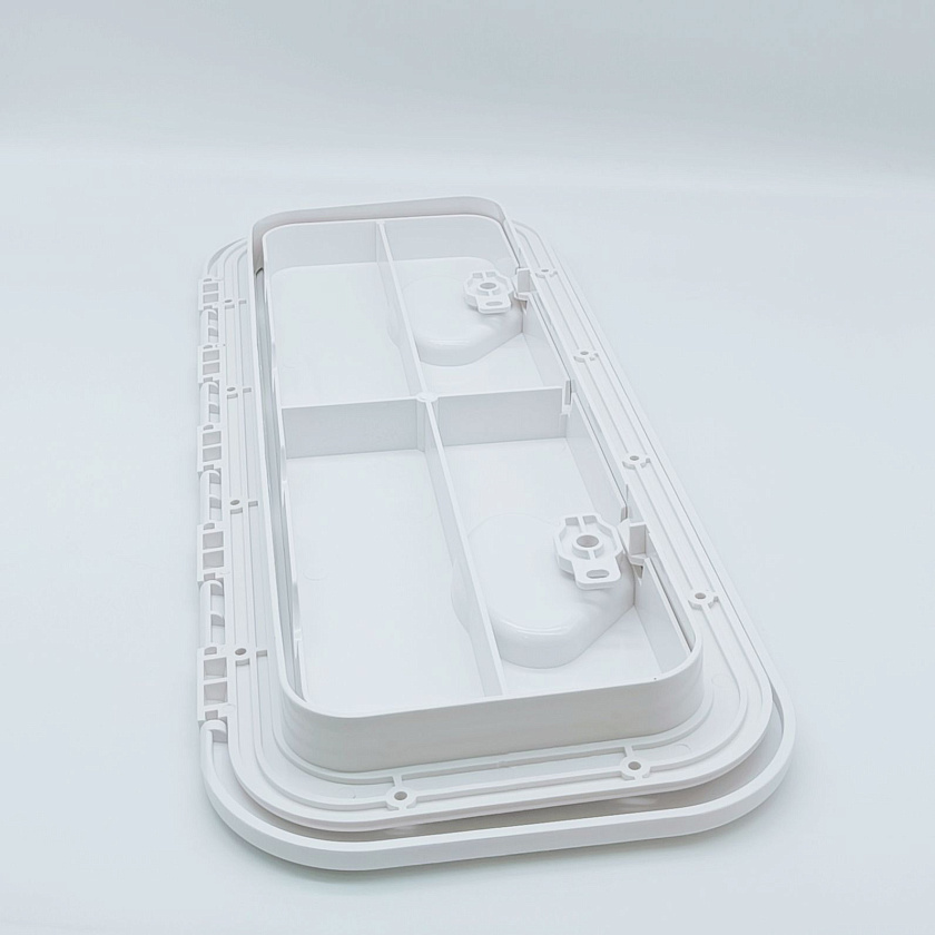 Палубный смотровой люк SeaFlo 243Х607 мм для лодки / катера / яхты, пластиковый, для рундука инспекционный с крышкой и замками