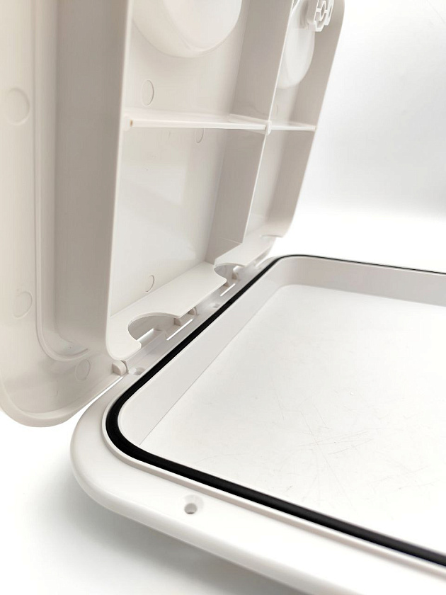 Палубный смотровой люк SeaFlo 315 х 440 мм для лодки / катера / яхты, пластиковый, инспекционный с крышкой и замками